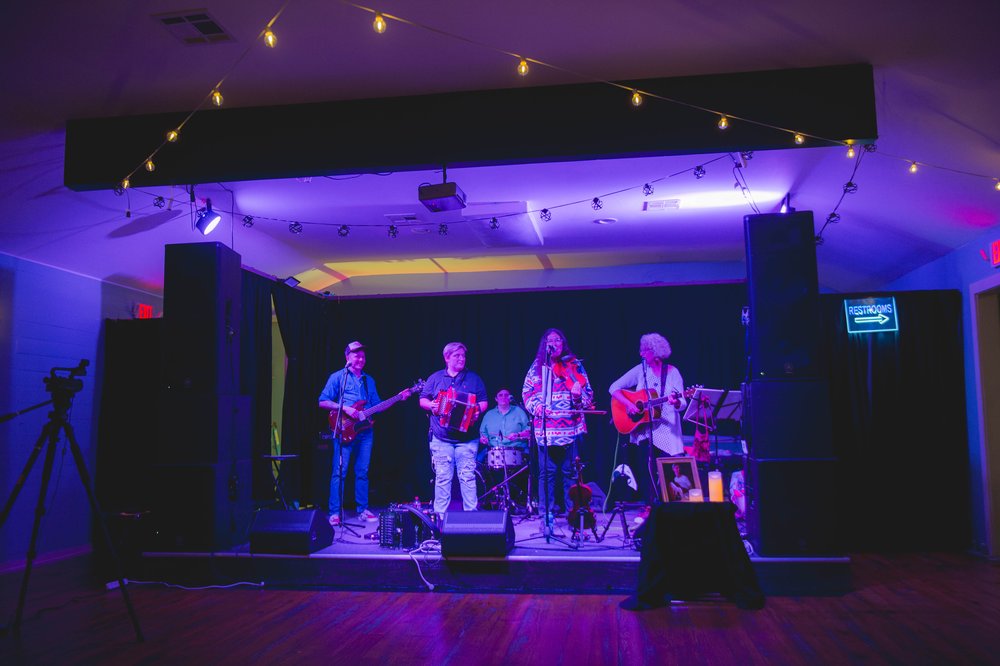 Performance with Gina Forsyth (the MidCity Aces, the Bruce Daigrepont Band), guitarist Jan Boney, accordionist Rosemary Benoit (Lee Benoit & the Bayou Stompers, Louisiana Cajun Mixers), bassist Sam Wróbel (the 99 Playboys) and drummer Maegen Benoit (Lee Benoit Family Band)